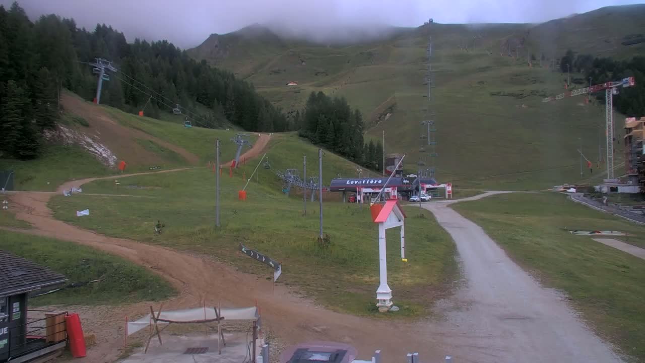 La Plagne Tarentaise, La Plagne Ski Village & Ski Slopes Live Cam - Bourg-Saint-Maurice, Savoie, 	Auvergne-Rhône-Alpes, France