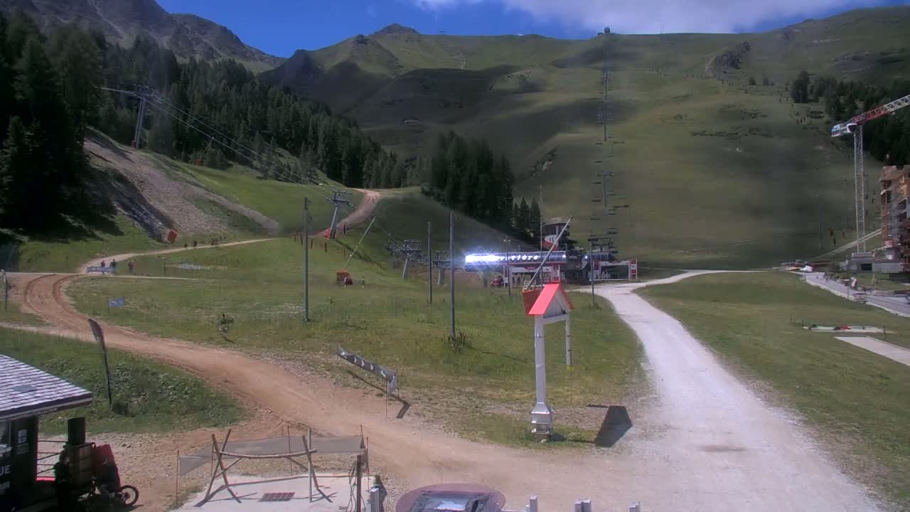 La Plagne Tarentaise, La Plagne Ski Village & Ski Slopes Live Cam - Bourg-Saint-Maurice, Savoie, 	Auvergne-Rhône-Alpes, France
