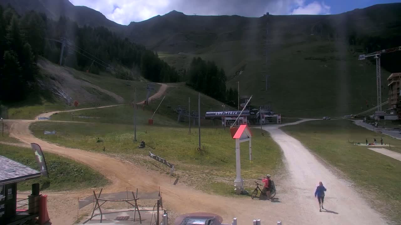 La Plagne Tarentaise, La Plagne Ski Village & Ski Slopes Live Cam - Bourg-Saint-Maurice, Savoie, 	Auvergne-Rhône-Alpes, France
