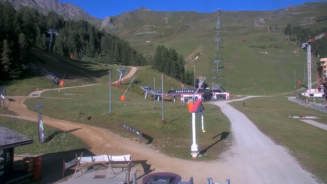 La Plagne Tarentaise, La Plagne Ski Village & Ski Slopes Live Cam - Bourg-Saint-Maurice, Savoie, 	Auvergne-Rhône-Alpes, France