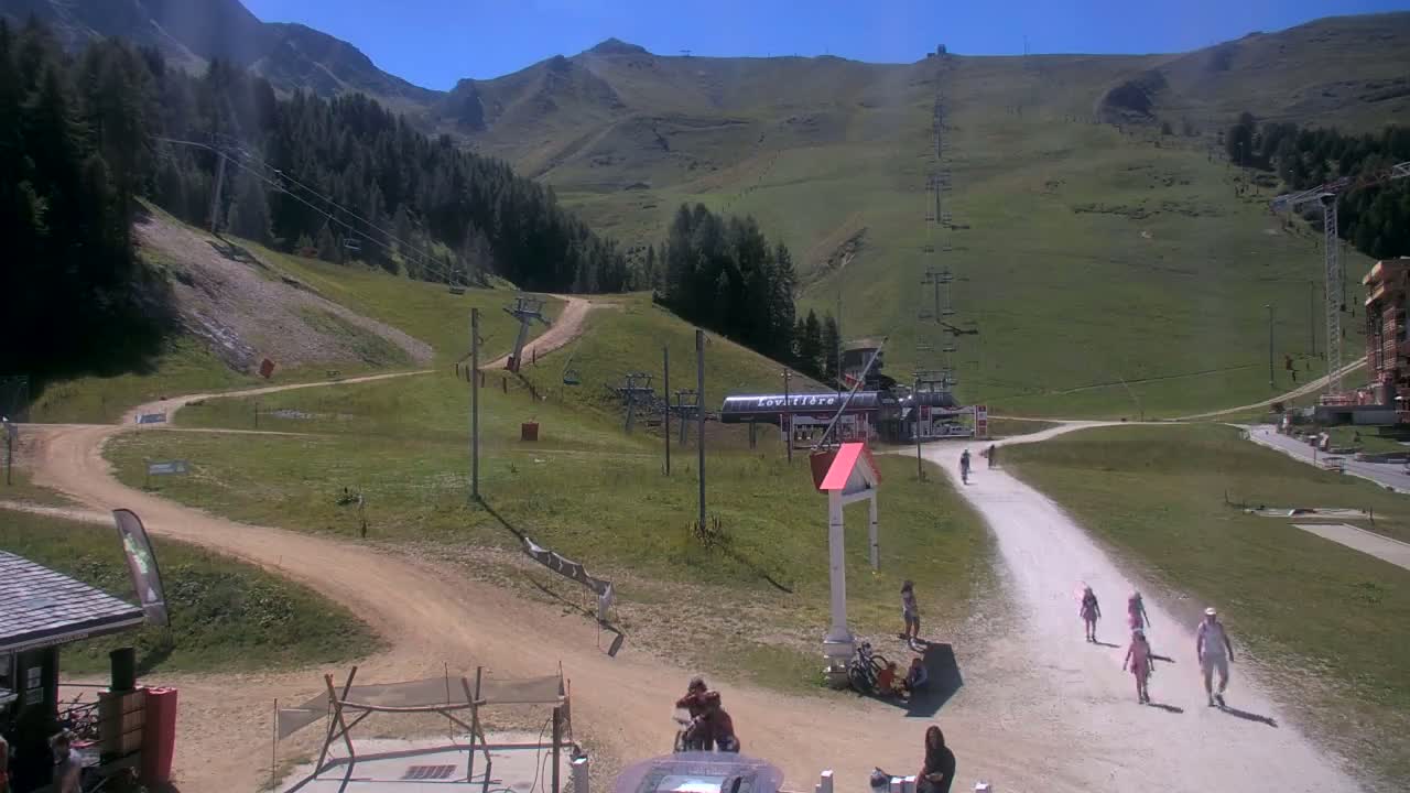 La Plagne Tarentaise, La Plagne Ski Village & Ski Slopes Live Cam - Bourg-Saint-Maurice, Savoie, 	Auvergne-Rhône-Alpes, France