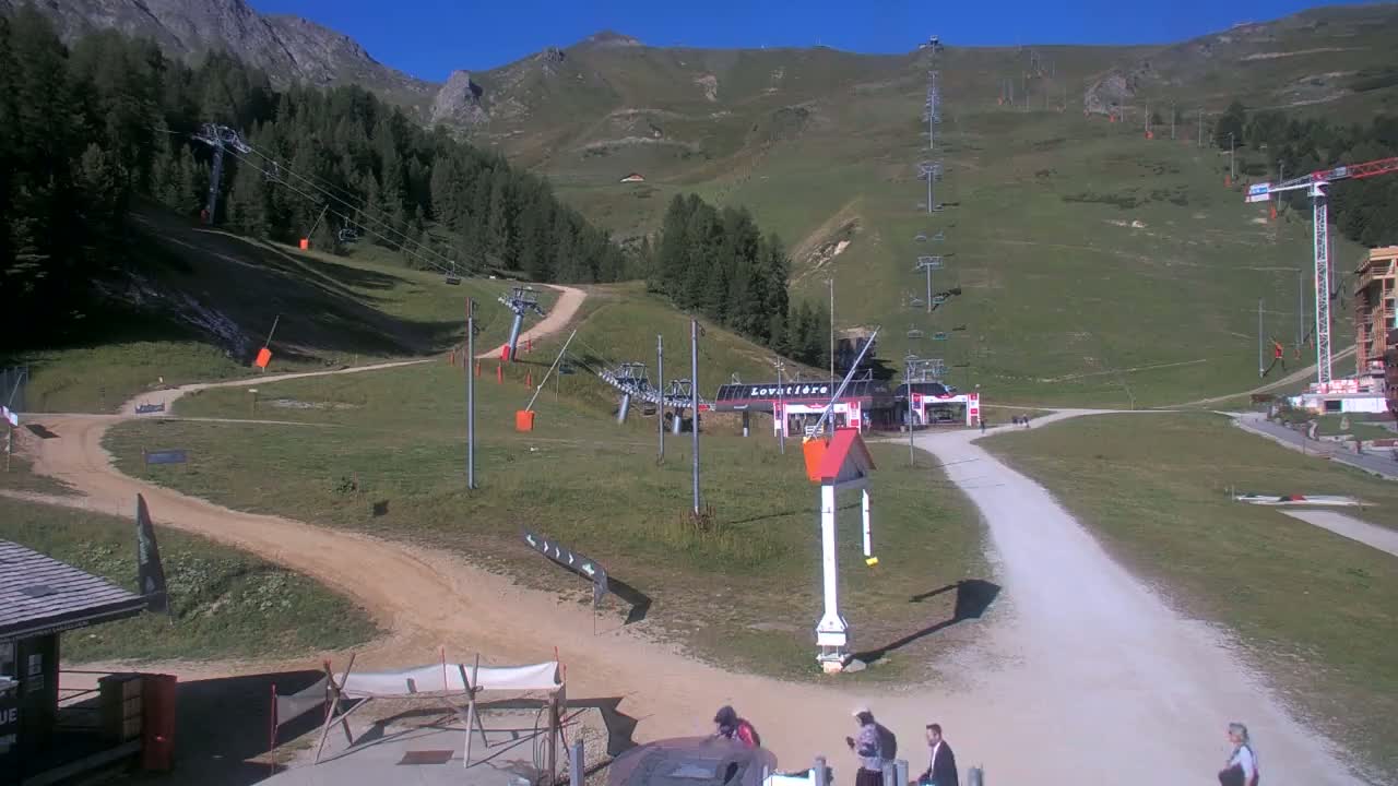 La Plagne Tarentaise, La Plagne Ski Village & Ski Slopes Live Cam - Bourg-Saint-Maurice, Savoie, 	Auvergne-Rhône-Alpes, France