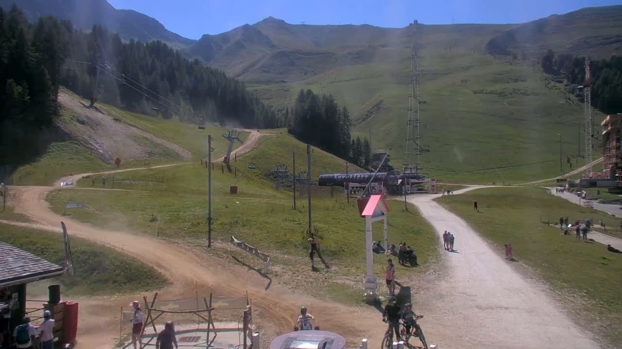 La Plagne Tarentaise, La Plagne Ski Village & Ski Slopes Live Cam - Bourg-Saint-Maurice, Savoie, 	Auvergne-Rhône-Alpes, France