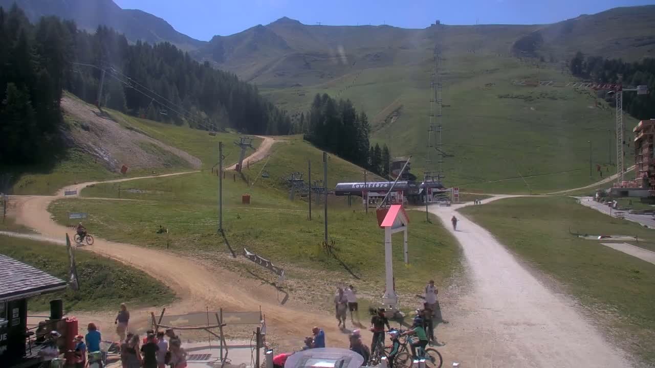 La Plagne Tarentaise, La Plagne Ski Village & Ski Slopes Live Cam - Bourg-Saint-Maurice, Savoie, 	Auvergne-Rhône-Alpes, France