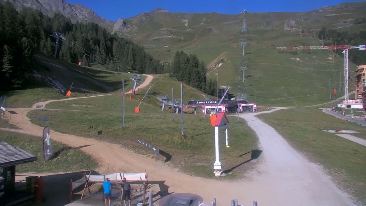 La Plagne Tarentaise, La Plagne Ski Village & Ski Slopes Live Cam - Bourg-Saint-Maurice, Savoie, 	Auvergne-Rhône-Alpes, France