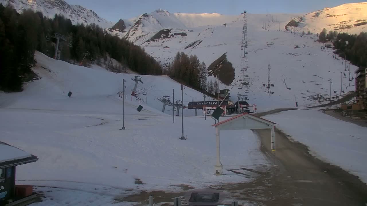 La Plagne Tarentaise, La Plagne Ski Village & Ski Slopes Live Cam - Bourg-Saint-Maurice, Savoie, 	Auvergne-Rhône-Alpes, France