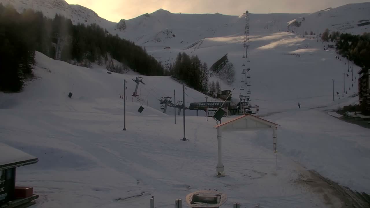 La Plagne Tarentaise, La Plagne Ski Village & Ski Slopes Live Cam - Bourg-Saint-Maurice, Savoie, 	Auvergne-Rhône-Alpes, France