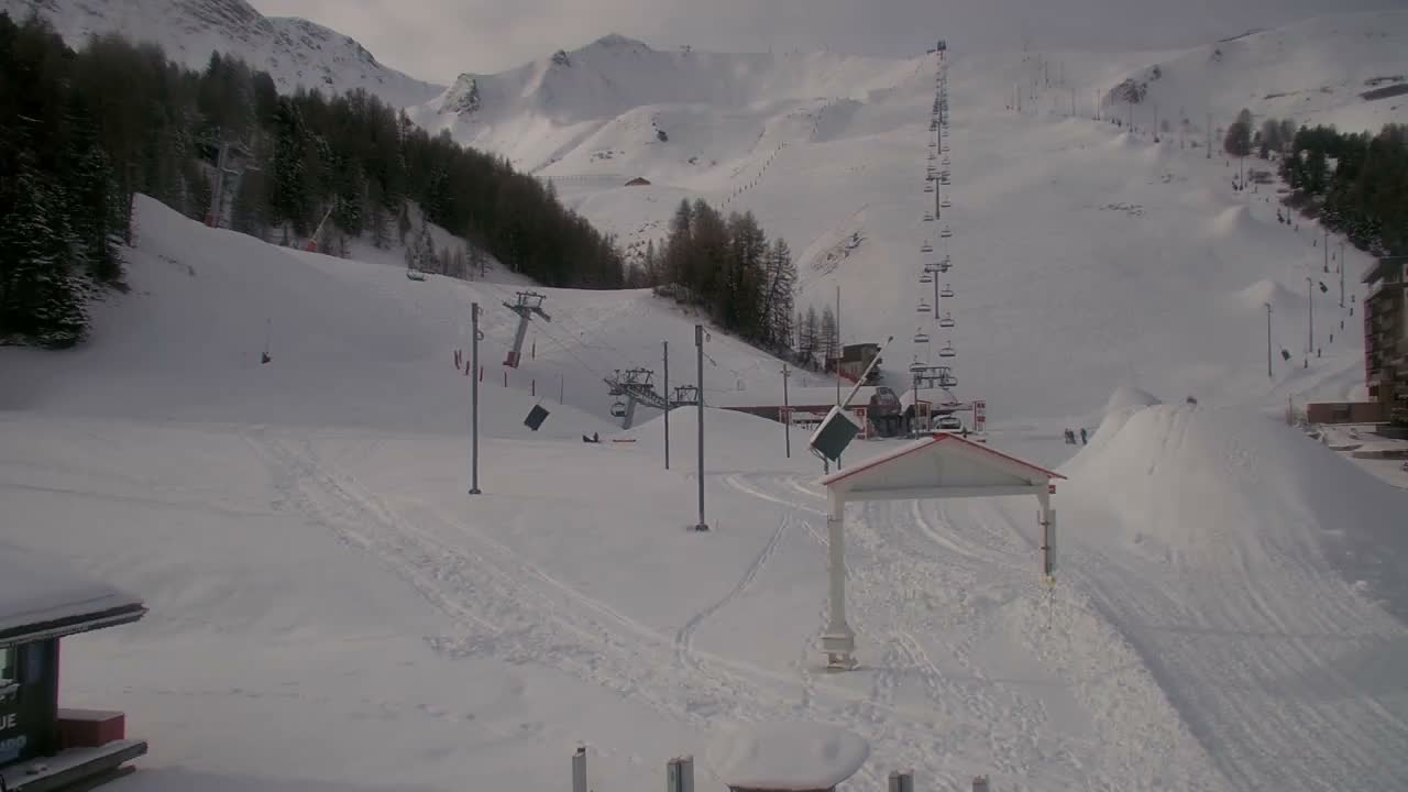 La Plagne Tarentaise, La Plagne Ski Village & Ski Slopes Live Cam - Bourg-Saint-Maurice, Savoie, 	Auvergne-Rhône-Alpes, France