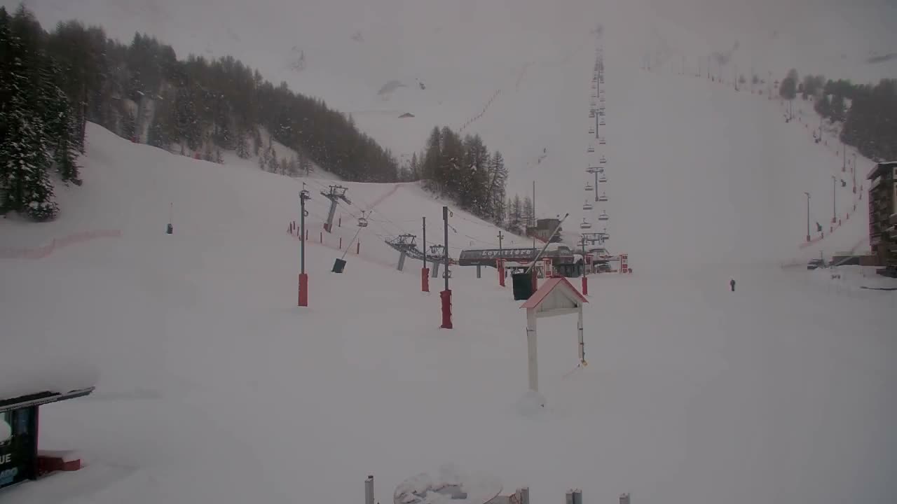 La Plagne Tarentaise, La Plagne Ski Village & Ski Slopes Live Cam - Bourg-Saint-Maurice, Savoie, 	Auvergne-Rhône-Alpes, France
