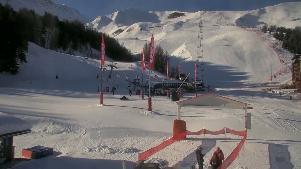 La Plagne Tarentaise, La Plagne Ski Village & Ski Slopes Live Cam - Bourg-Saint-Maurice, Savoie, 	Auvergne-Rhône-Alpes, France