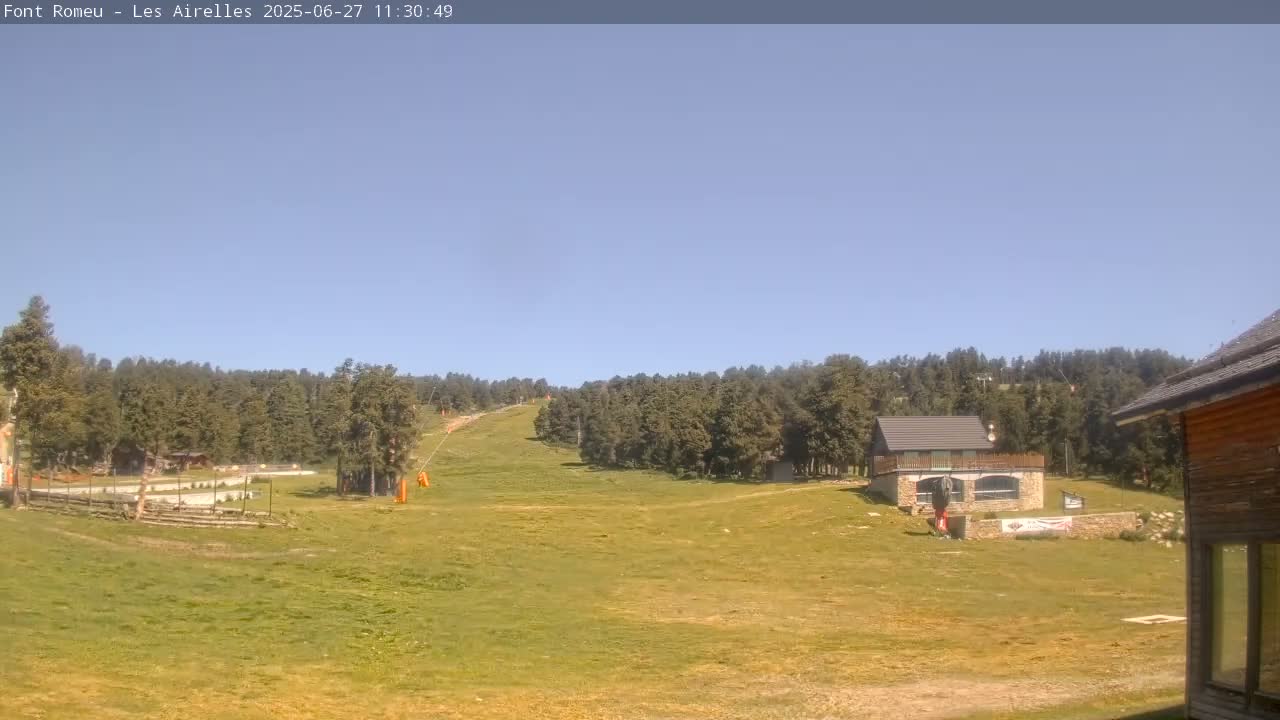 Font Romeu Pyrenees 2000 m Les Airelles Ski Slopes Live Cam - Prades, Pyrenees-Orientales, Occitanie, France