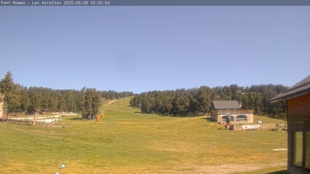Font Romeu Pyrenees 2000 m Les Airelles Ski Slopes Live Cam - Prades, Pyrenees-Orientales, Occitanie, France
