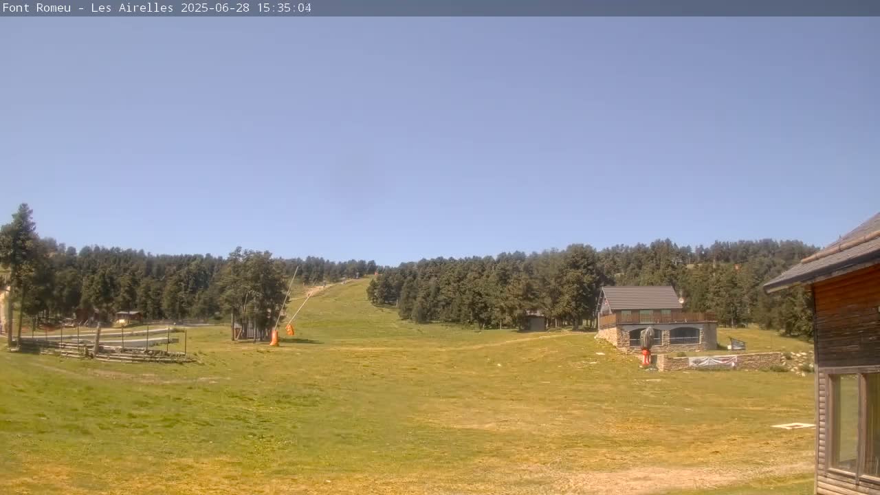 Font Romeu Pyrenees 2000 m Les Airelles Ski Slopes Live Cam - Prades, Pyrenees-Orientales, Occitanie, France
