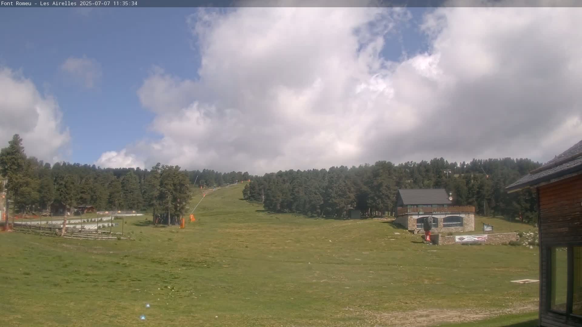 Font Romeu Pyrenees 2000 m Les Airelles Ski Slopes Live Cam - Prades, Pyrenees-Orientales, Occitanie, France