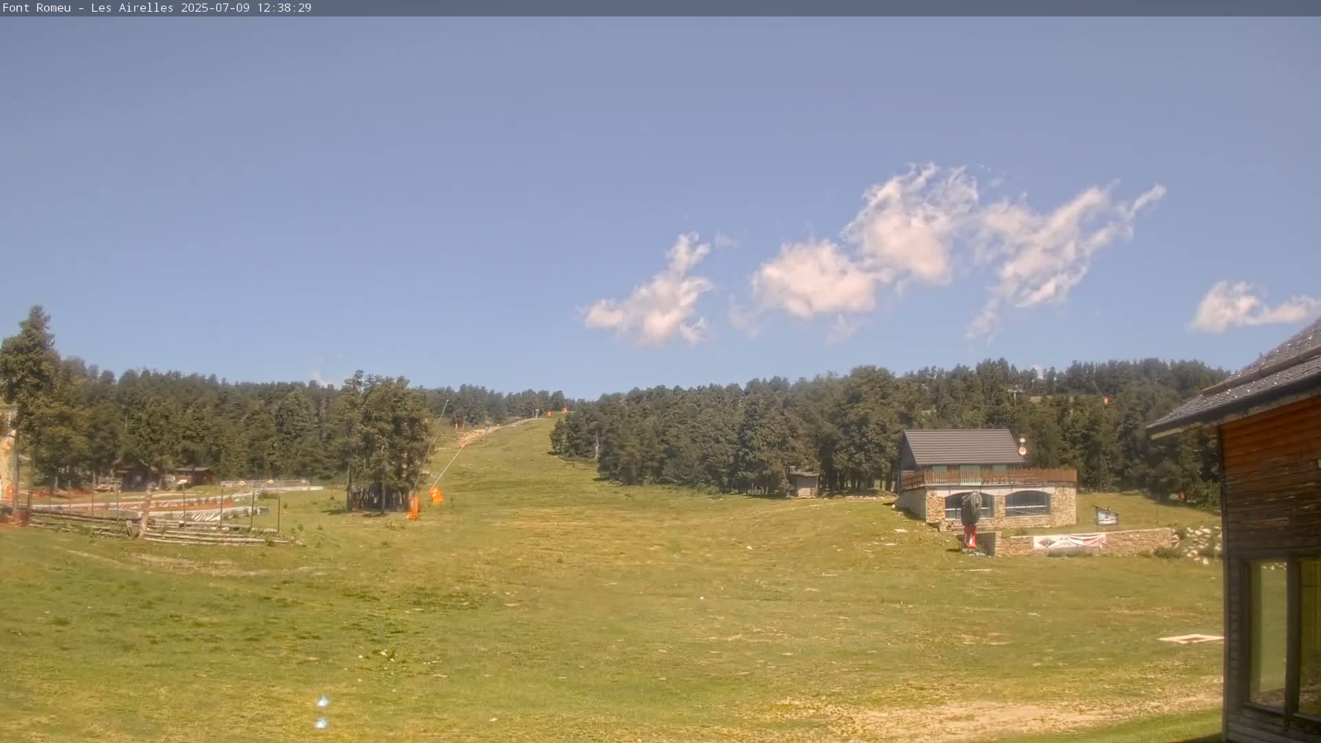 Font Romeu Pyrenees 2000 m Les Airelles Ski Slopes Live Cam - Prades, Pyrenees-Orientales, Occitanie, France