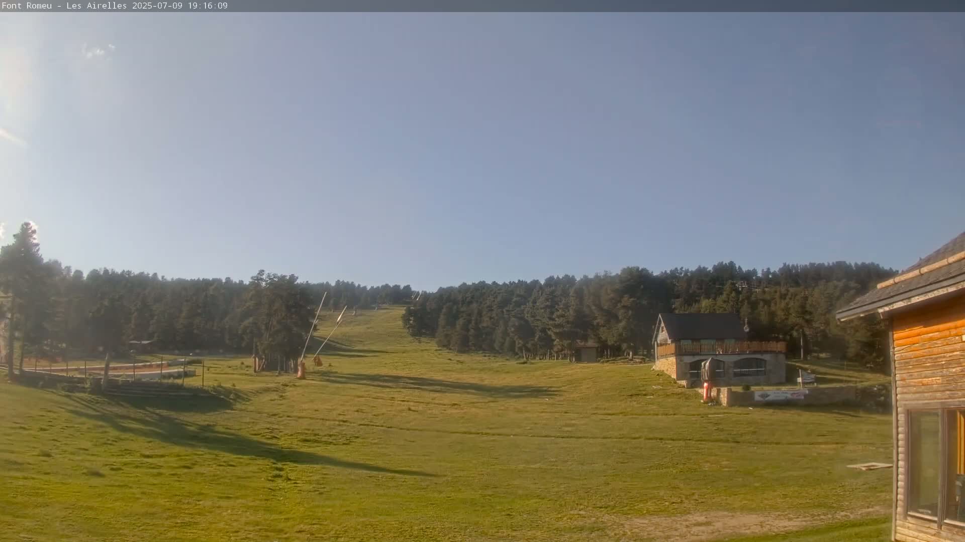 Font Romeu Pyrenees 2000 m Les Airelles Ski Slopes Live Cam - Prades, Pyrenees-Orientales, Occitanie, France