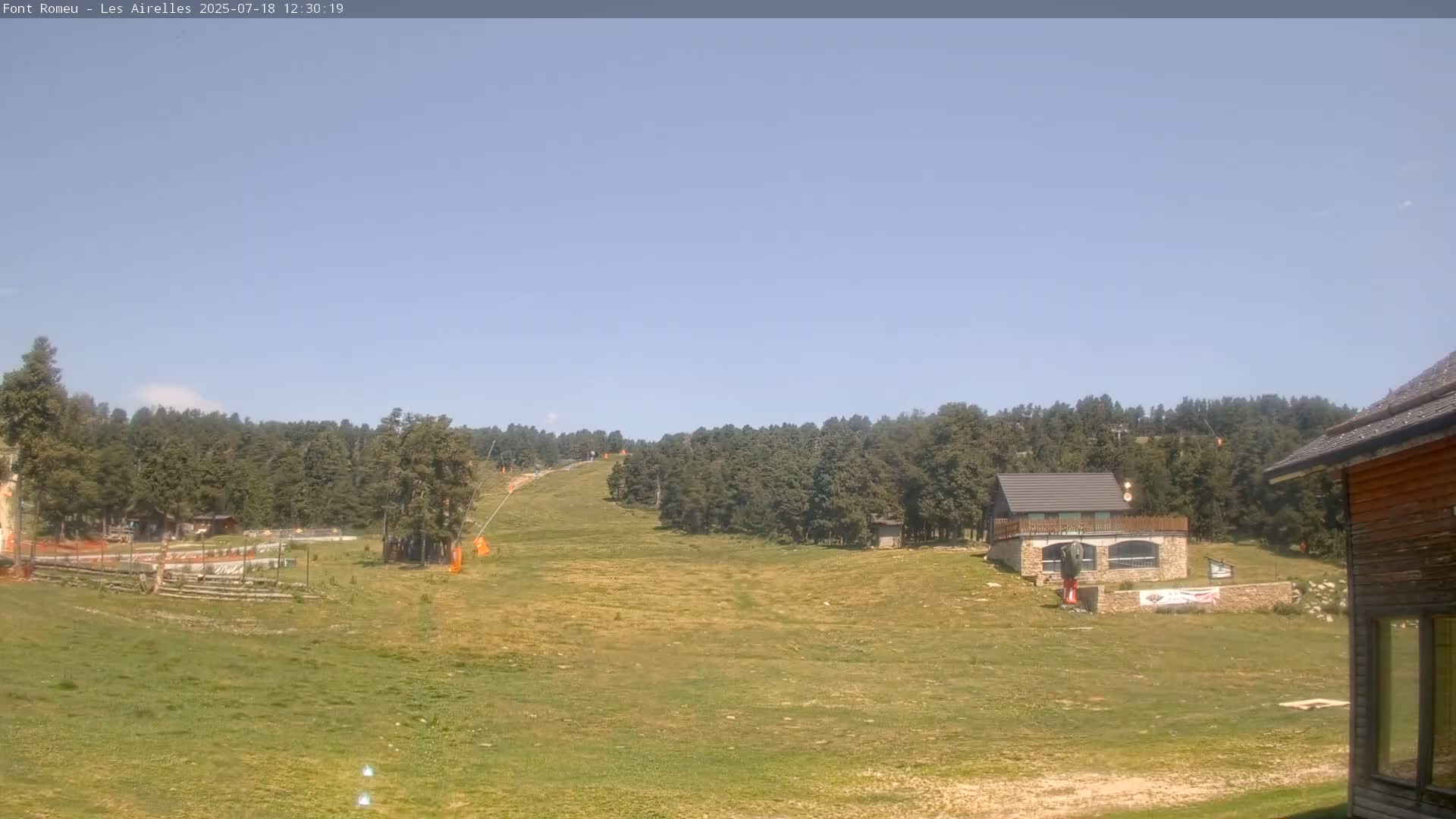 Font Romeu Pyrenees 2000 m Les Airelles Ski Slopes Live Cam - Prades, Pyrenees-Orientales, Occitanie, France
