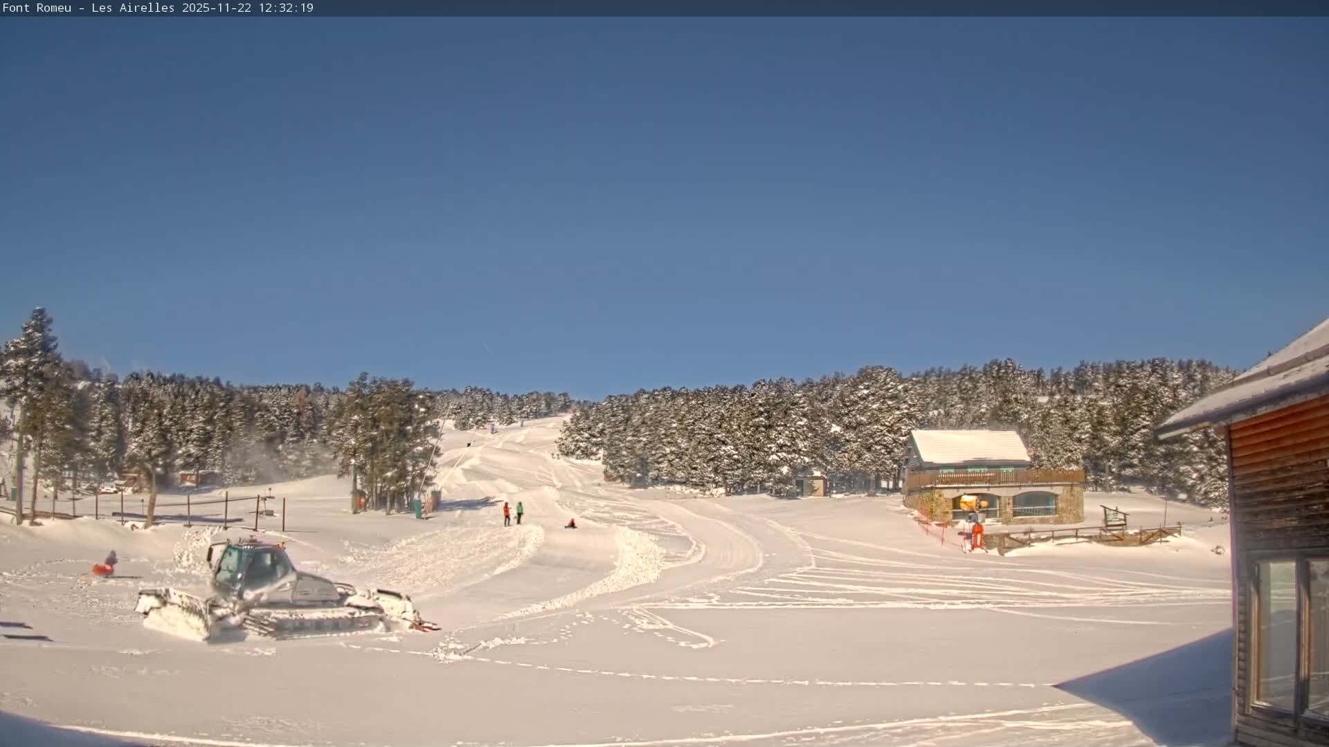 Font Romeu Pyrenees 2000 m Les Airelles Ski Slopes Live Cam - Prades, Pyrenees-Orientales, Occitanie, France