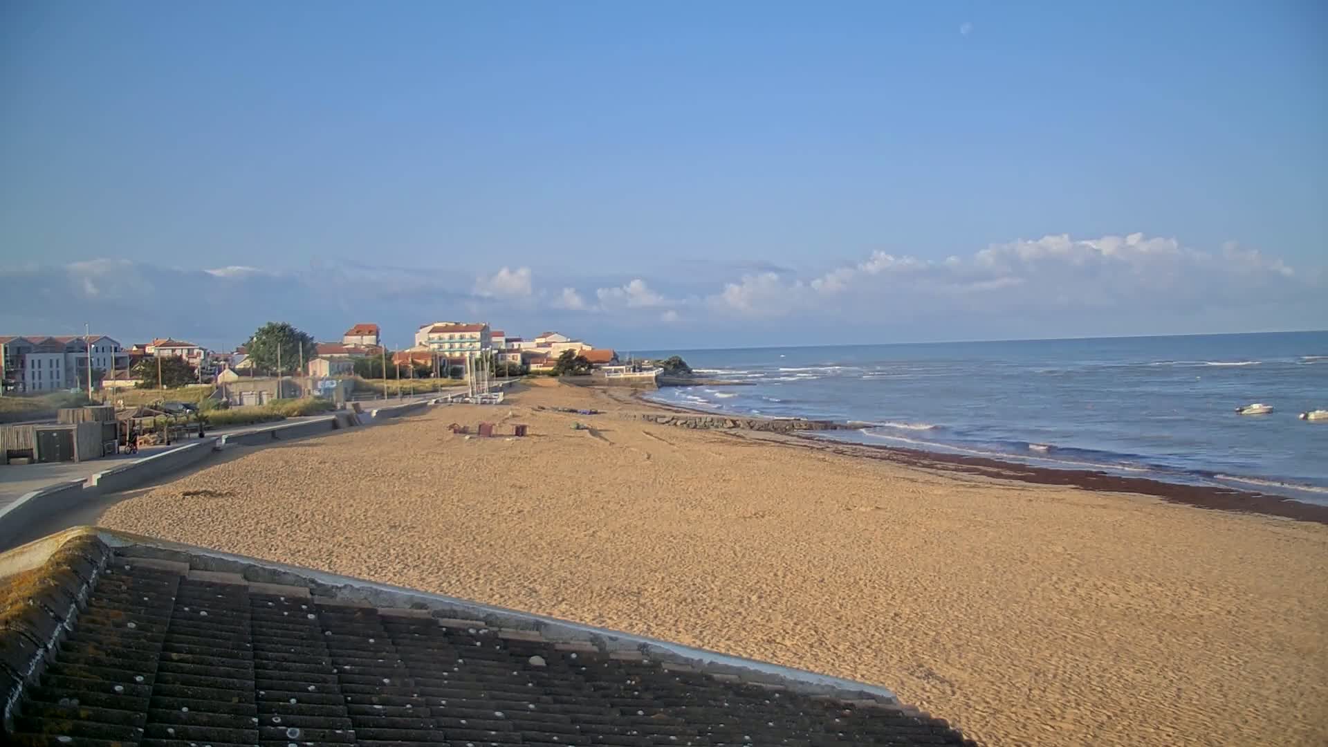 Saint-Hilaire-de-Riez, Plage de la Parée Préneau Beach Live Cam -  Les Sables-d'Olonne, Vendée, Pays de la Loire, France