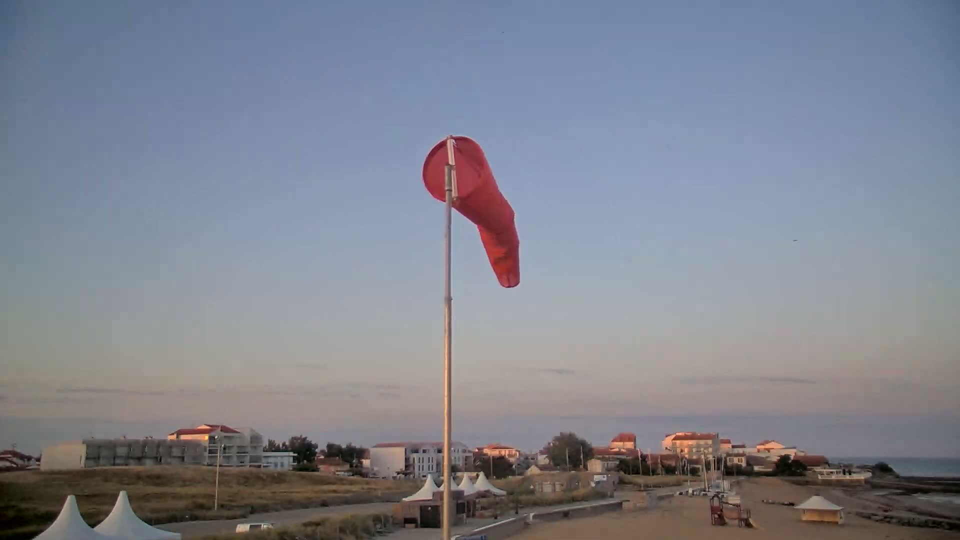 Saint-Hilaire-de-Riez, Plage de la Parée Préneau Beach Live Cam -  Les Sables-d'Olonne, Vendée, Pays de la Loire, France