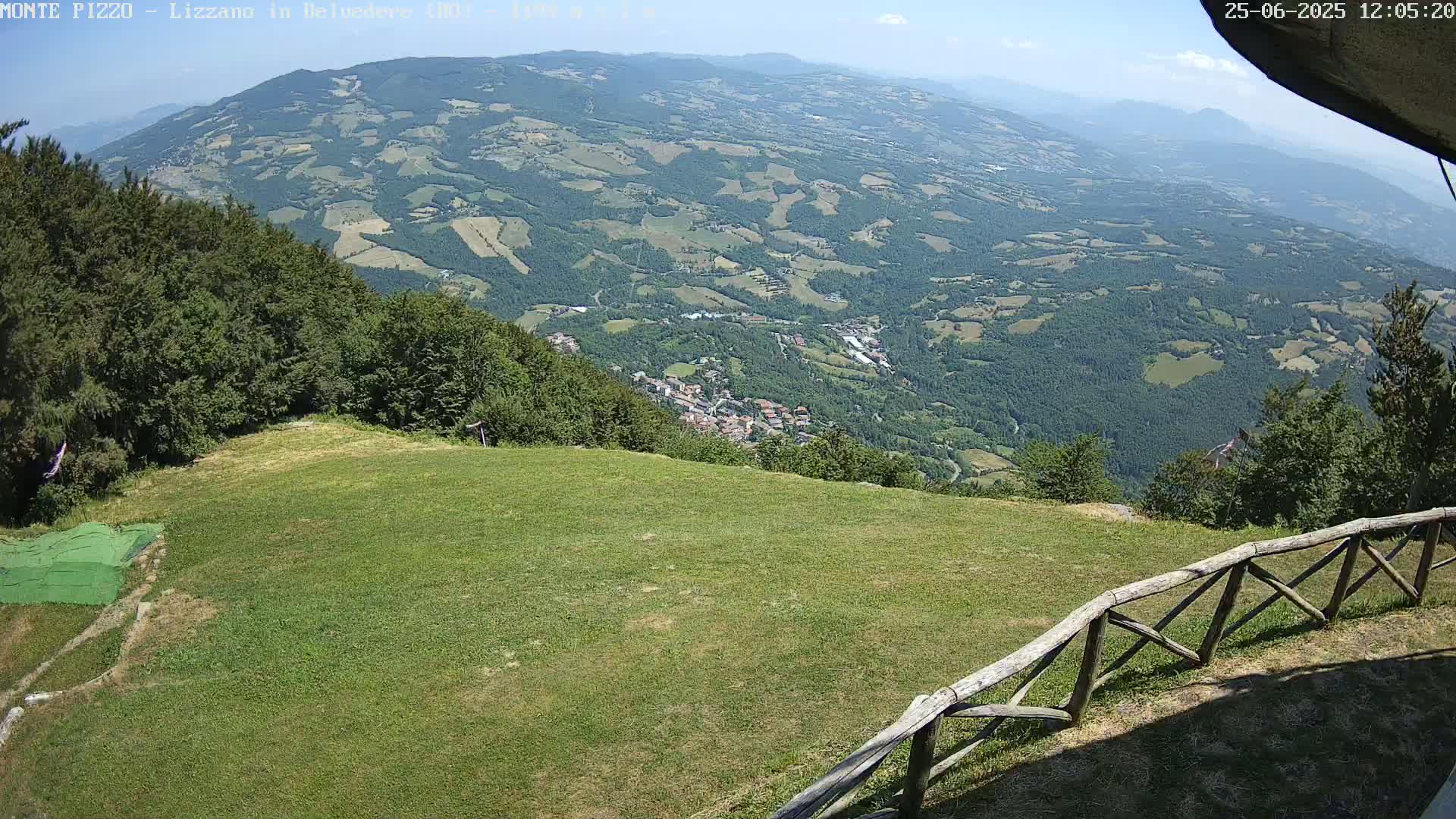 Parco Corno alle Scale, Mount Pizzo Paragliding Runway  Live Cam - Lizzano in Belvedere, Emilia-Romagna, Italy
