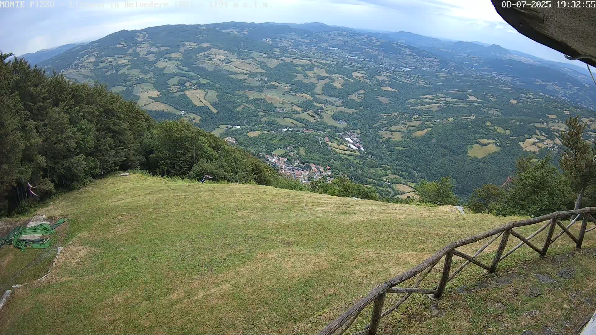 Parco Corno alle Scale, Mount Pizzo Paragliding Runway  Live Cam - Lizzano in Belvedere, Emilia-Romagna, Italy