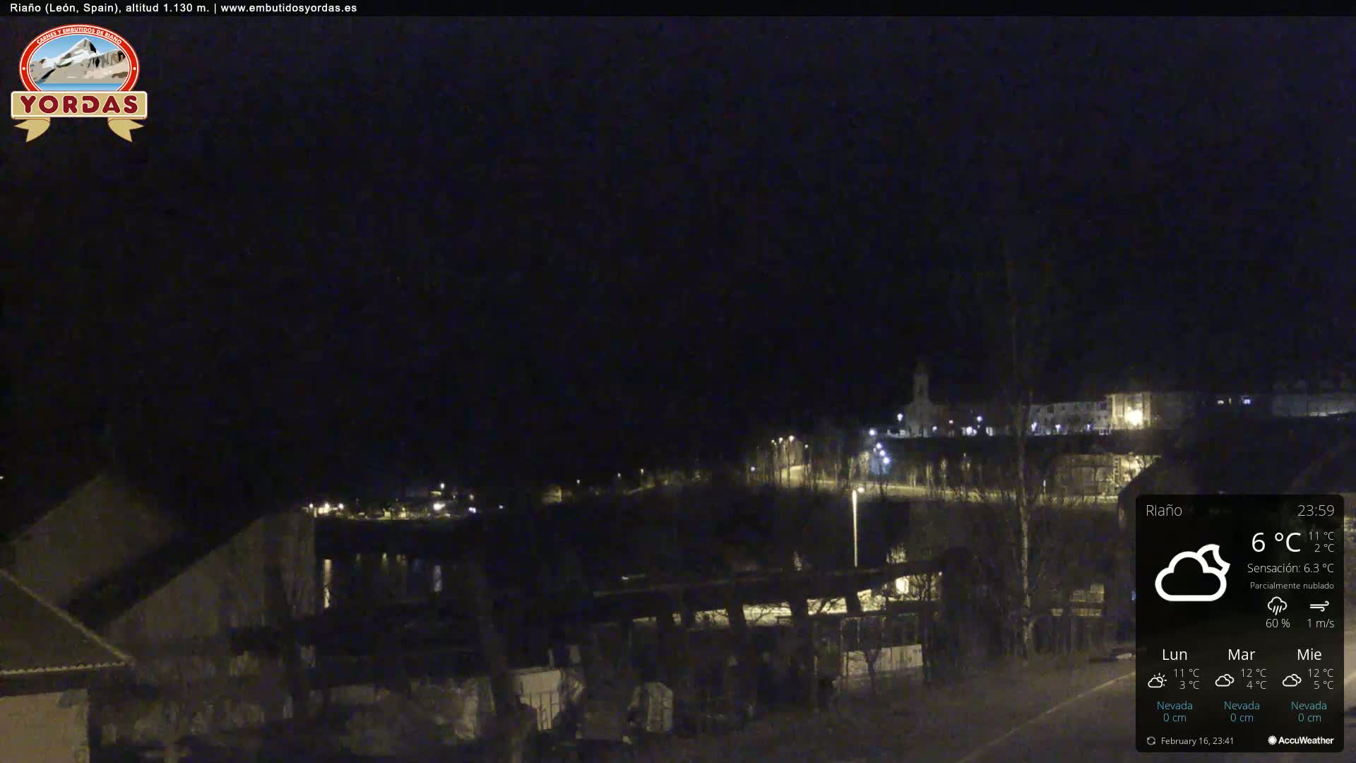 A nighttime view of a town, partially clouded, with a temperature of 6°C and a wind speed of 1 m/s.