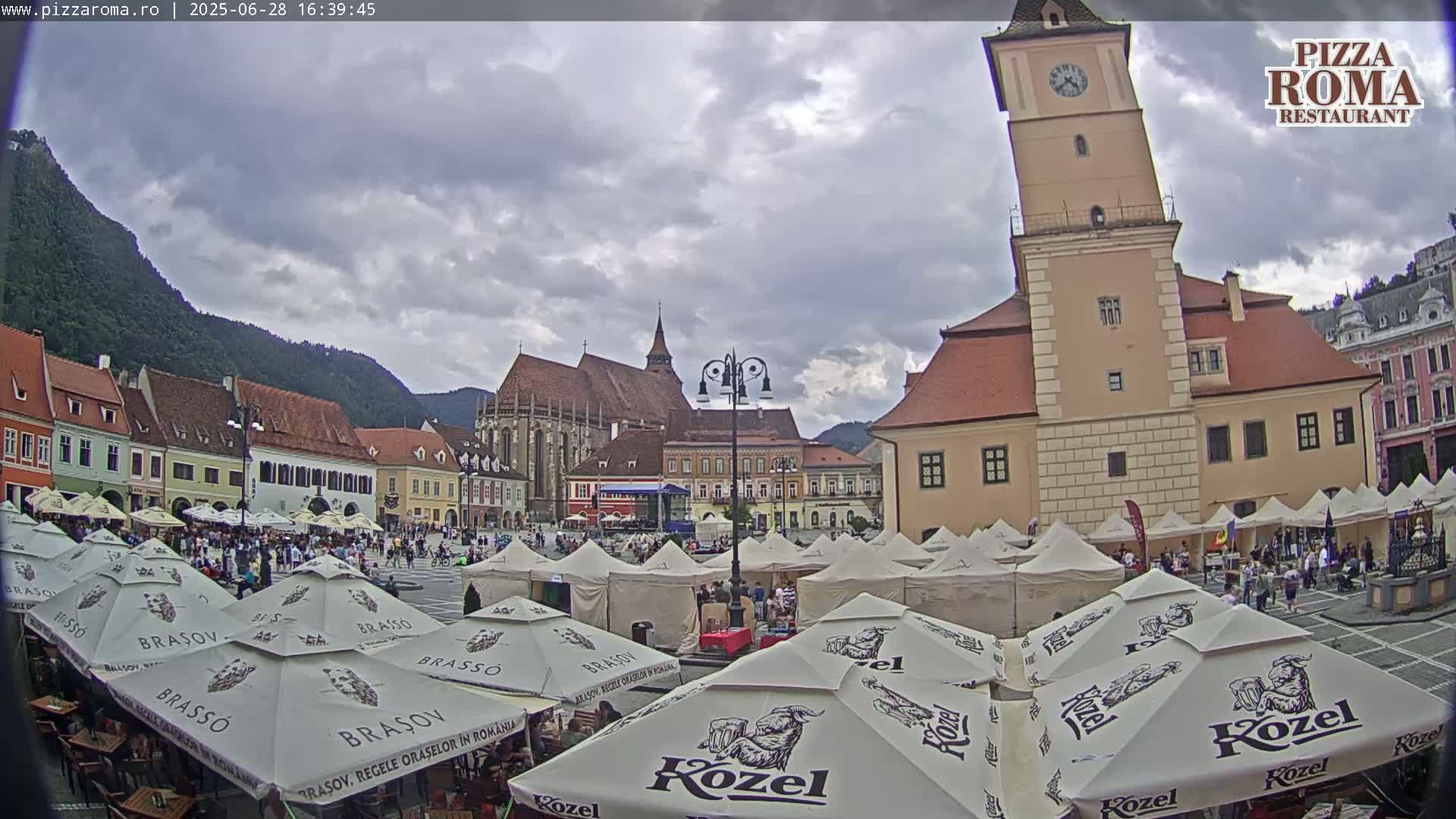 Brasov, Town / Council Square Piata Sfatului Live Cam - Centrul Vechi, Braşov, Romania