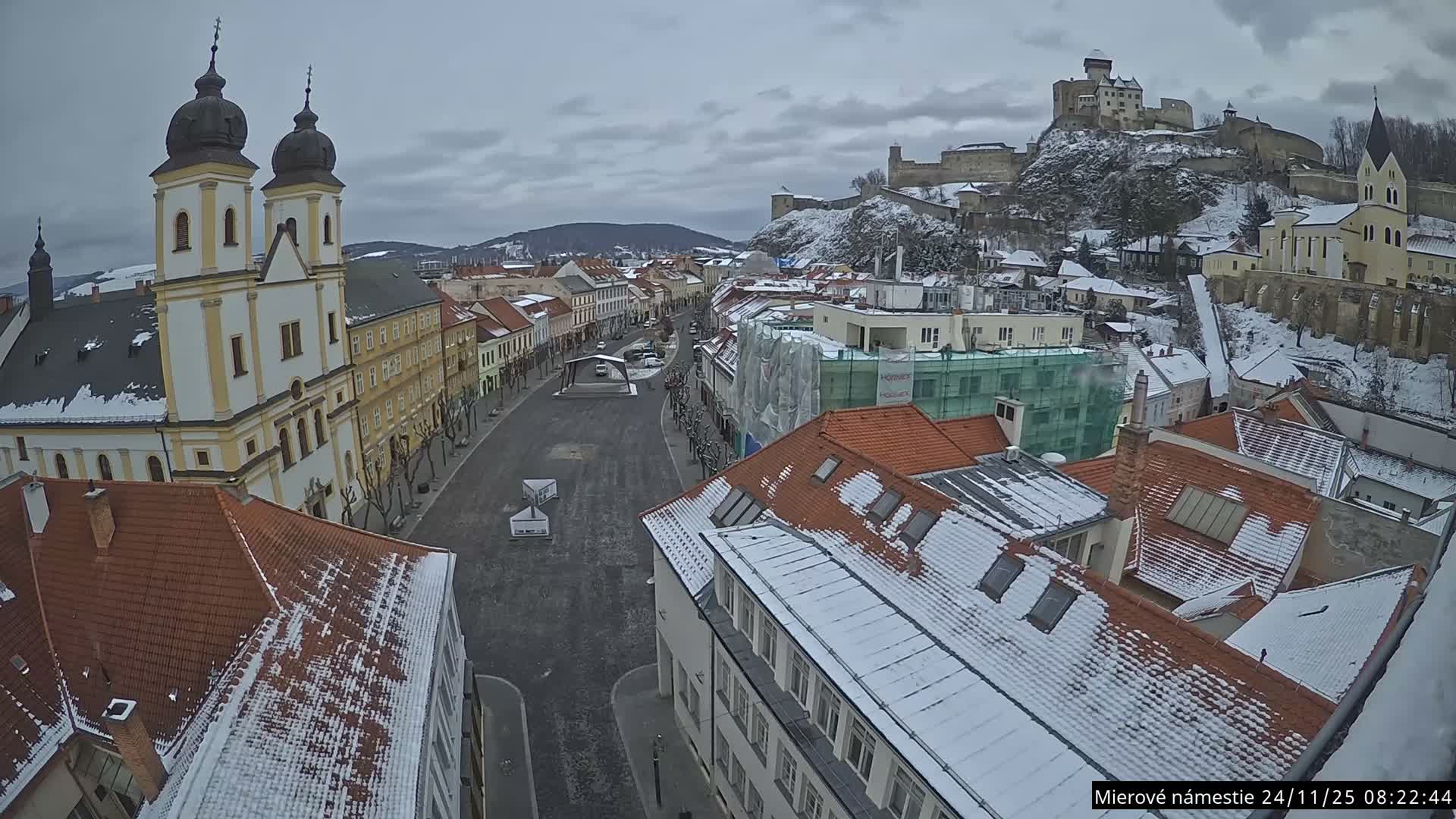 Trenčín, Piaristický kostol sv. Františka Xaverského Church & Trenciansky Hrad (Ttencin Castle) at Mierové námestie Square East View Live Cam - Trencin, Okres Trencin, Slovakia 
