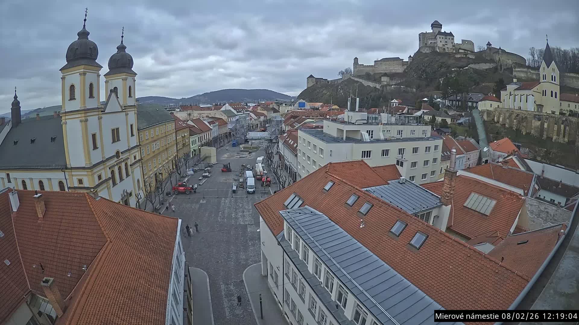 Trenčín, Piaristický kostol sv. Františka Xaverského Church & Trenciansky Hrad (Ttencin Castle) at Mierové námestie Square East View Live Cam - Trencin, Okres Trencin, Slovakia 