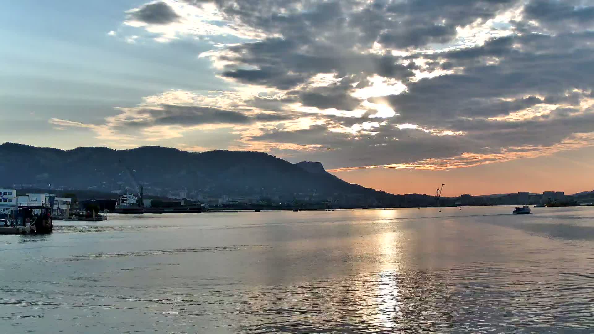 La Seyne-Sur-Mer & Toulon City View from La Seyne- Sur-Mer Port Live Cam - Toulon, Var, Provence-Alpes-Côte d’Azur, France