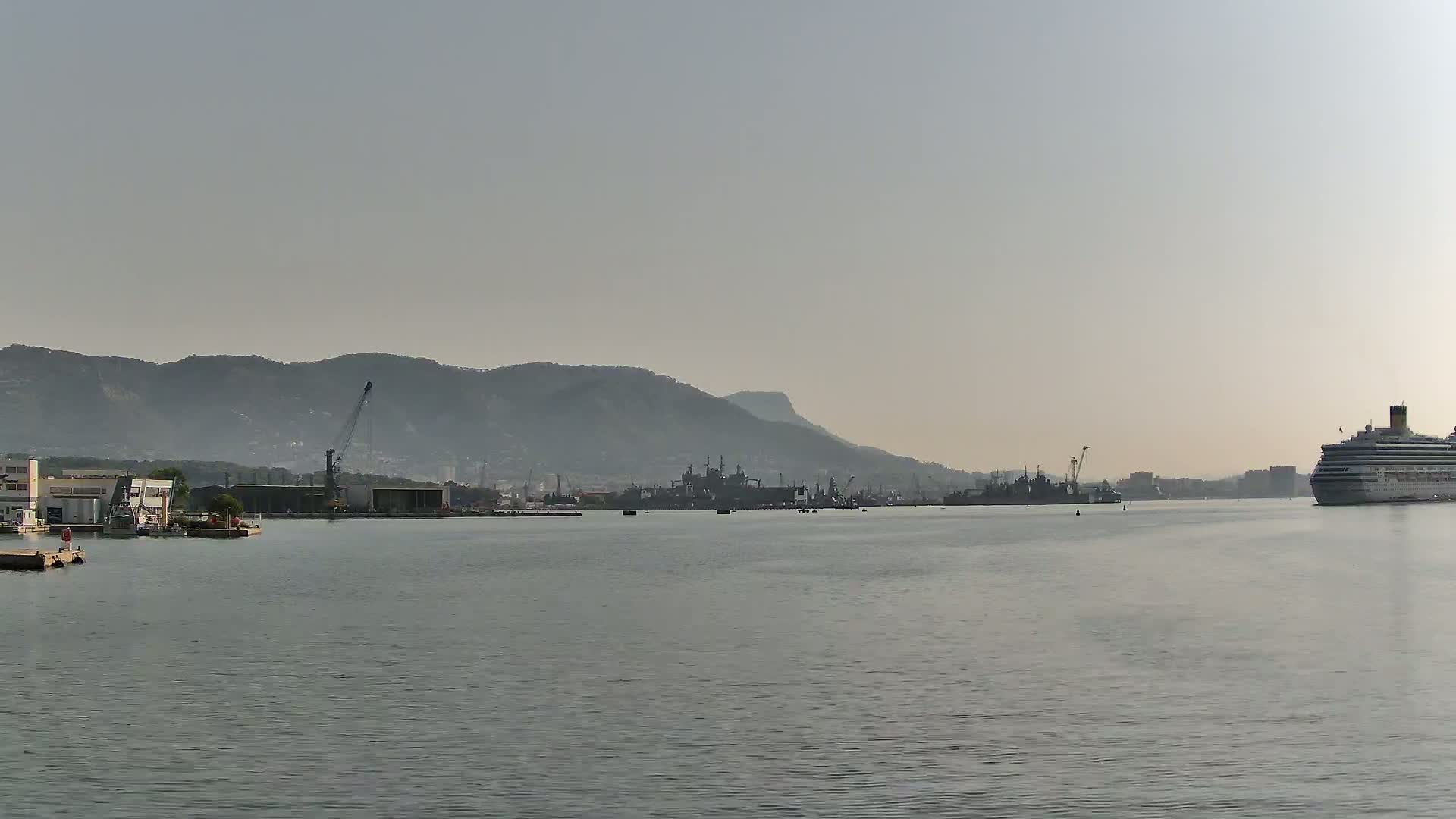 La Seyne-Sur-Mer & Toulon City View from La Seyne- Sur-Mer Port Live Cam - Toulon, Var, Provence-Alpes-Côte d’Azur, France