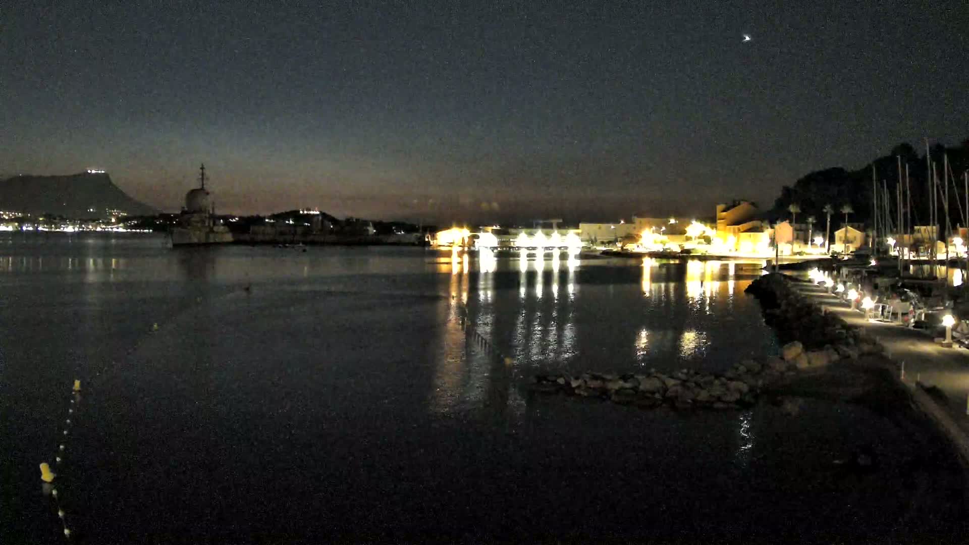 Port de plaisance de Saint-Mandrier-Sur-Mer & Plage de la Vieille/Plage du Canon Beach Live Cam - Toulon, Var, 	Provence-Alpes-Côte d’Azur, France