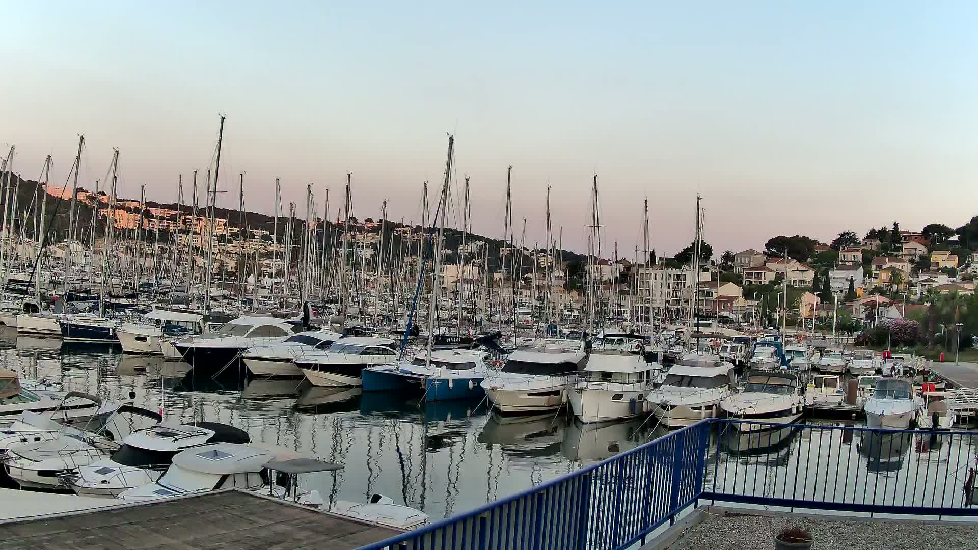 Port de plaisance de Saint-Mandrier-Sur-Mer & Plage de la Vieille/Plage du Canon Beach Live Cam - Toulon, Var, 	Provence-Alpes-Côte d’Azur, France