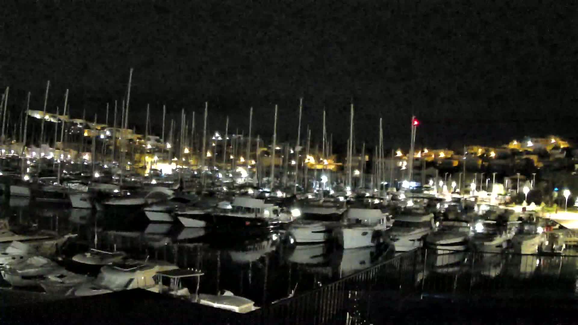 Port de plaisance de Saint-Mandrier-Sur-Mer & Plage de la Vieille/Plage du Canon Beach Live Cam - Toulon, Var, 	Provence-Alpes-Côte d’Azur, France