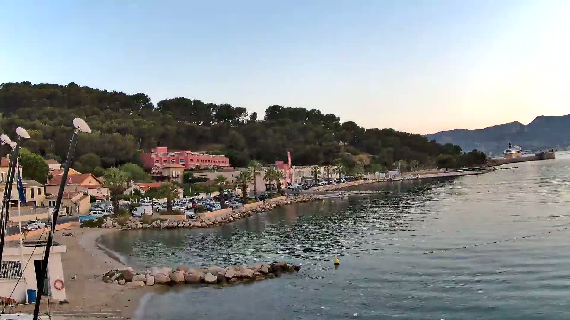 Port de plaisance de Saint-Mandrier-Sur-Mer & Plage de la Vieille/Plage du Canon Beach Live Cam - Toulon, Var, 	Provence-Alpes-Côte d’Azur, France