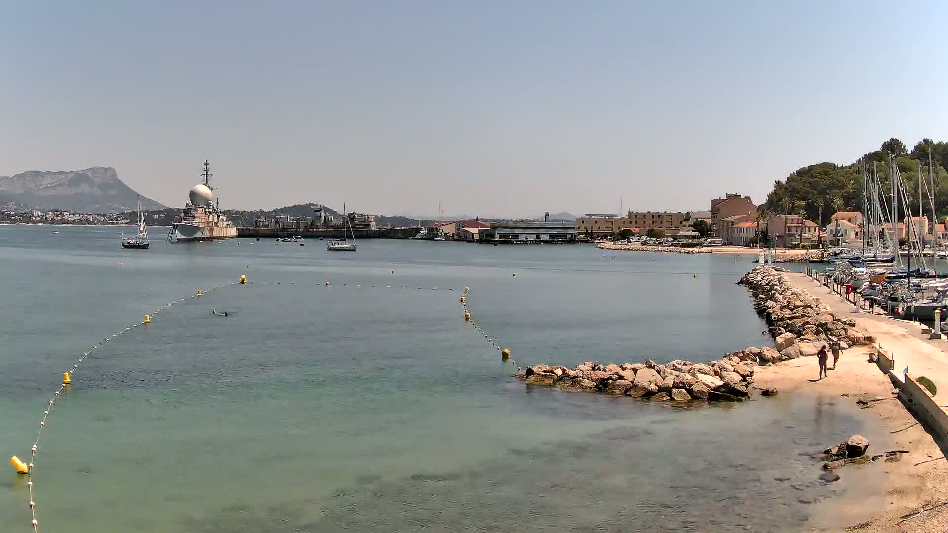 Port de plaisance de Saint-Mandrier-Sur-Mer & Plage de la Vieille/Plage du Canon Beach Live Cam - Toulon, Var, 	Provence-Alpes-Côte d’Azur, France