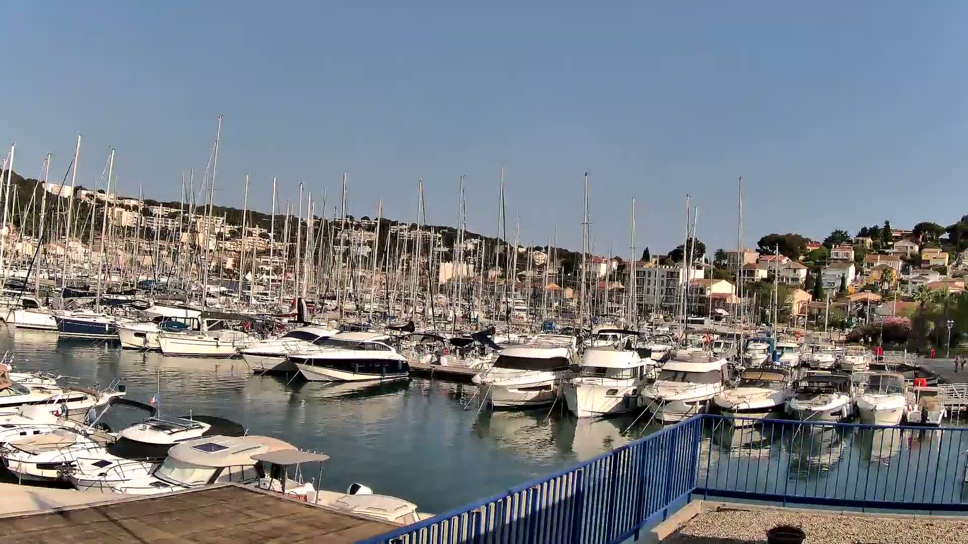 Port de plaisance de Saint-Mandrier-Sur-Mer & Plage de la Vieille/Plage du Canon Beach Live Cam - Toulon, Var, 	Provence-Alpes-Côte d’Azur, France