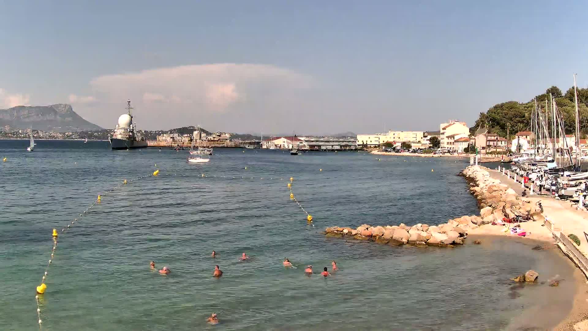 Port de plaisance de Saint-Mandrier-Sur-Mer & Plage de la Vieille/Plage du Canon Beach Live Cam - Toulon, Var, 	Provence-Alpes-Côte d’Azur, France