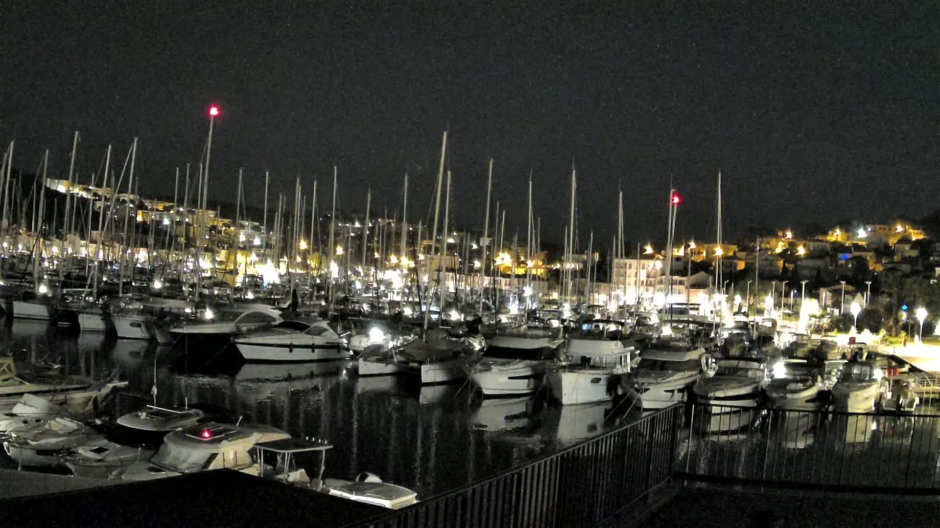 Port de plaisance de Saint-Mandrier-Sur-Mer & Plage de la Vieille/Plage du Canon Beach Live Cam - Toulon, Var, 	Provence-Alpes-Côte d’Azur, France