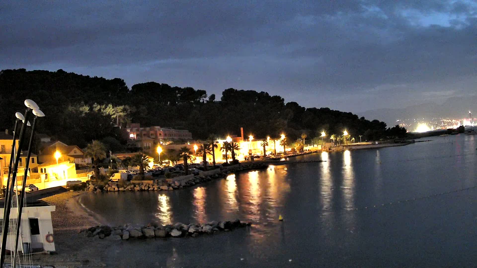 Port de plaisance de Saint-Mandrier-Sur-Mer & Plage de la Vieille/Plage du Canon Beach Live Cam - Toulon, Var, 	Provence-Alpes-Côte d’Azur, France