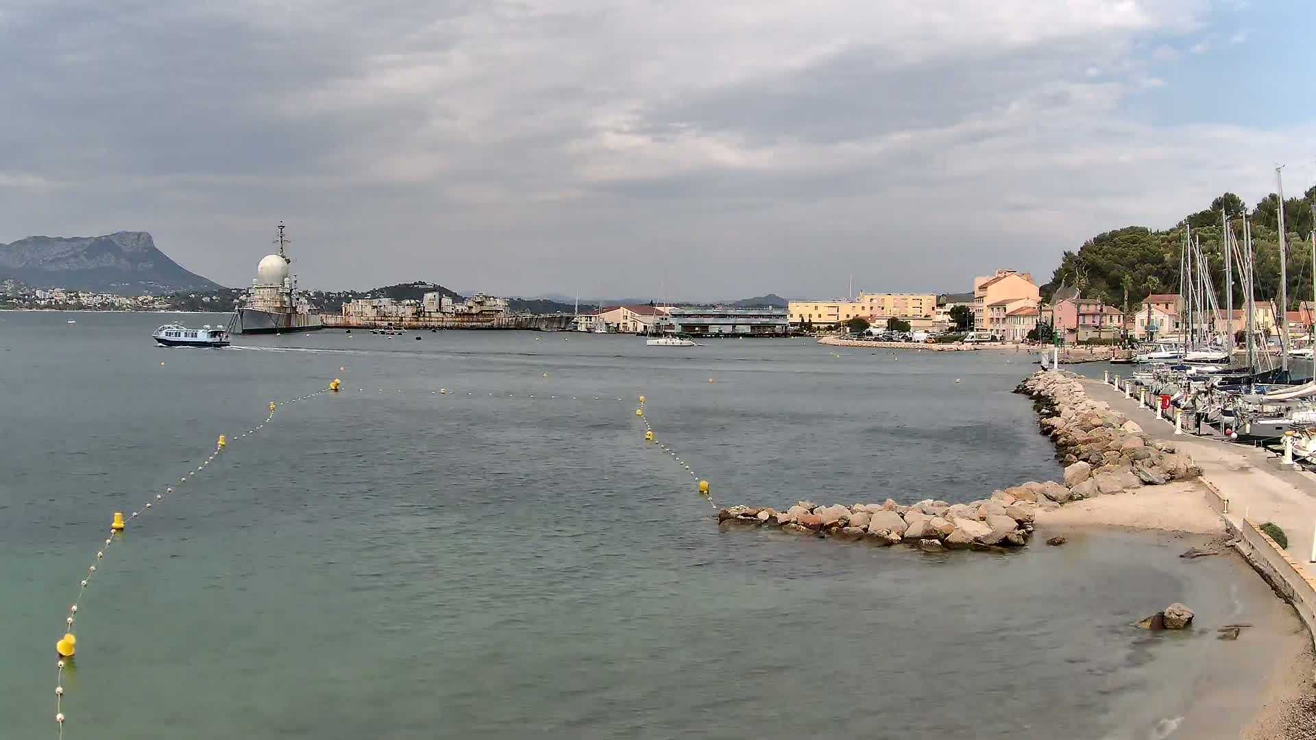 Port de plaisance de Saint-Mandrier-Sur-Mer & Plage de la Vieille/Plage du Canon Beach Live Cam - Toulon, Var, 	Provence-Alpes-Côte d’Azur, France