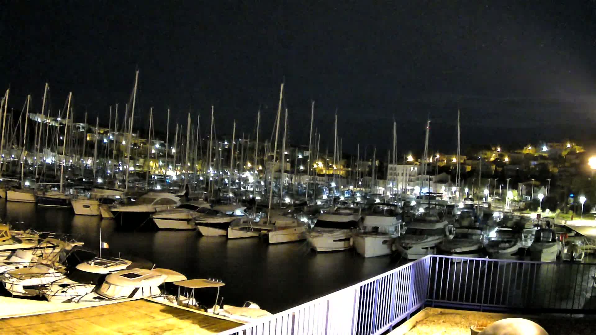 Port de plaisance de Saint-Mandrier-Sur-Mer & Plage de la Vieille/Plage du Canon Beach Live Cam - Toulon, Var, 	Provence-Alpes-Côte d’Azur, France