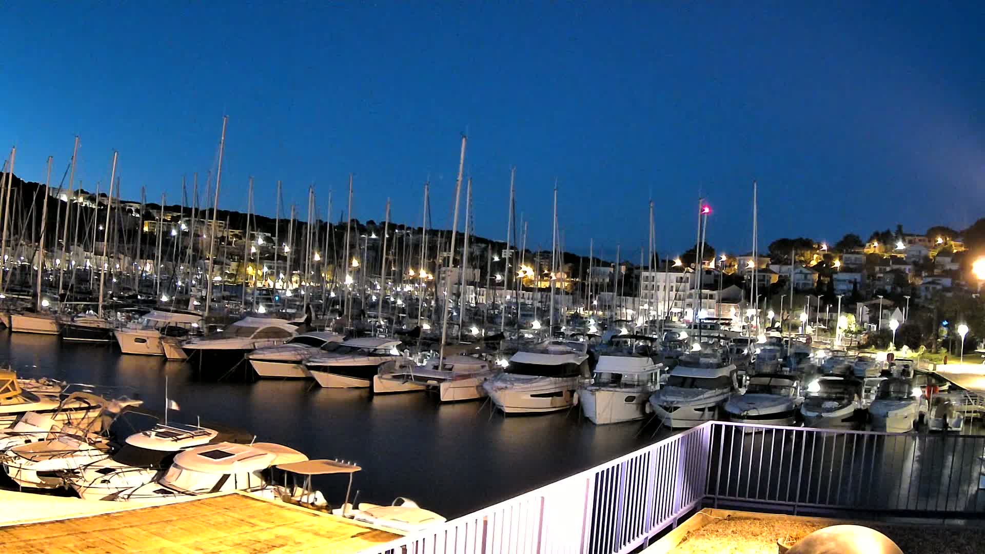 Port de plaisance de Saint-Mandrier-Sur-Mer & Plage de la Vieille/Plage du Canon Beach Live Cam - Toulon, Var, 	Provence-Alpes-Côte d’Azur, France