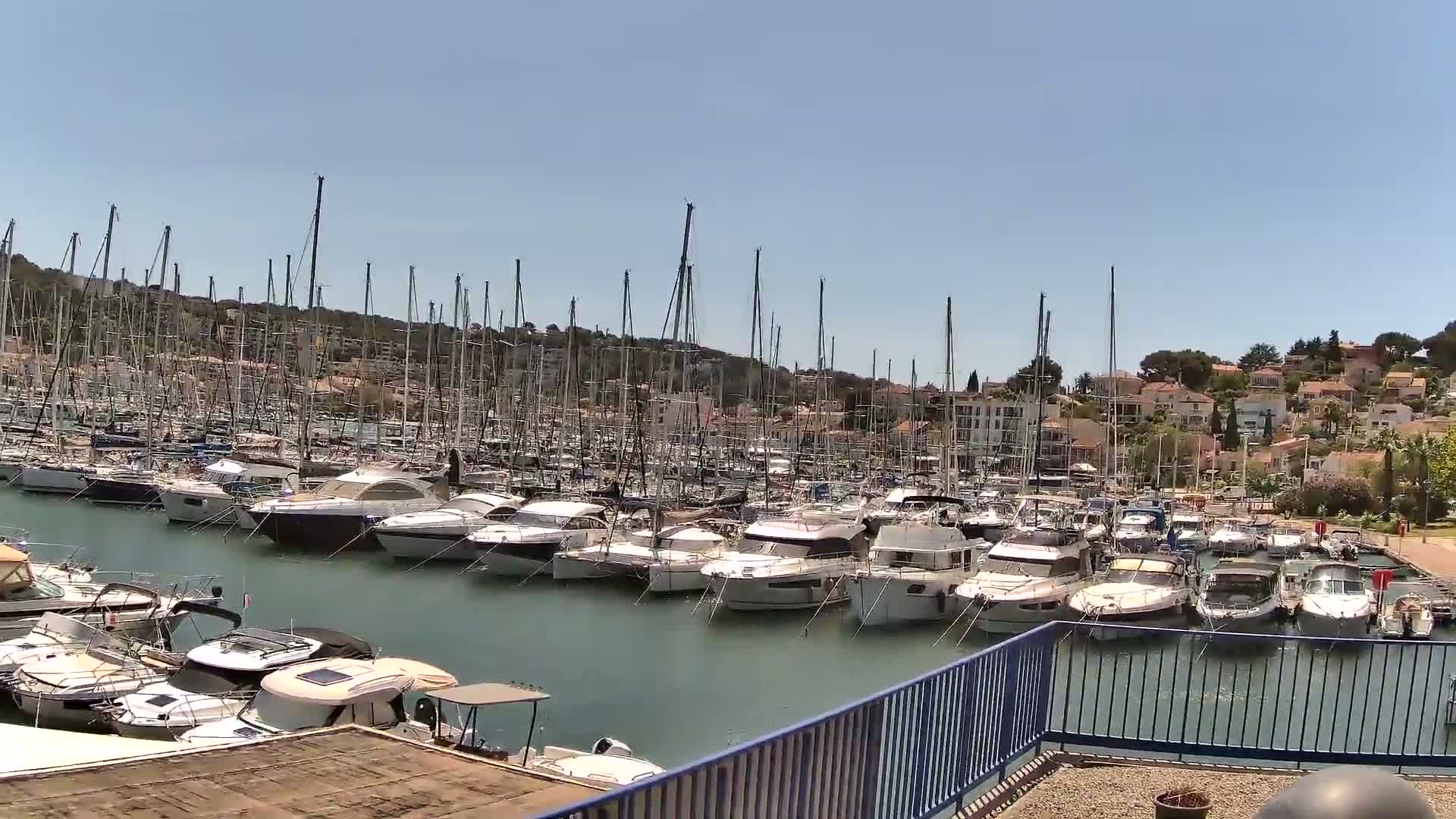 Port de plaisance de Saint-Mandrier-Sur-Mer & Plage de la Vieille/Plage du Canon Beach Live Cam - Toulon, Var, 	Provence-Alpes-Côte d’Azur, France