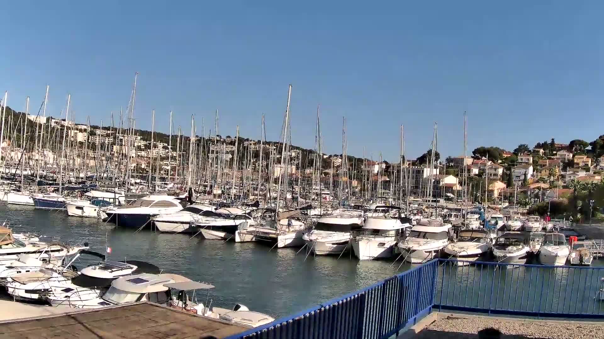 Port de plaisance de Saint-Mandrier-Sur-Mer & Plage de la Vieille/Plage du Canon Beach Live Cam - Toulon, Var, 	Provence-Alpes-Côte d’Azur, France