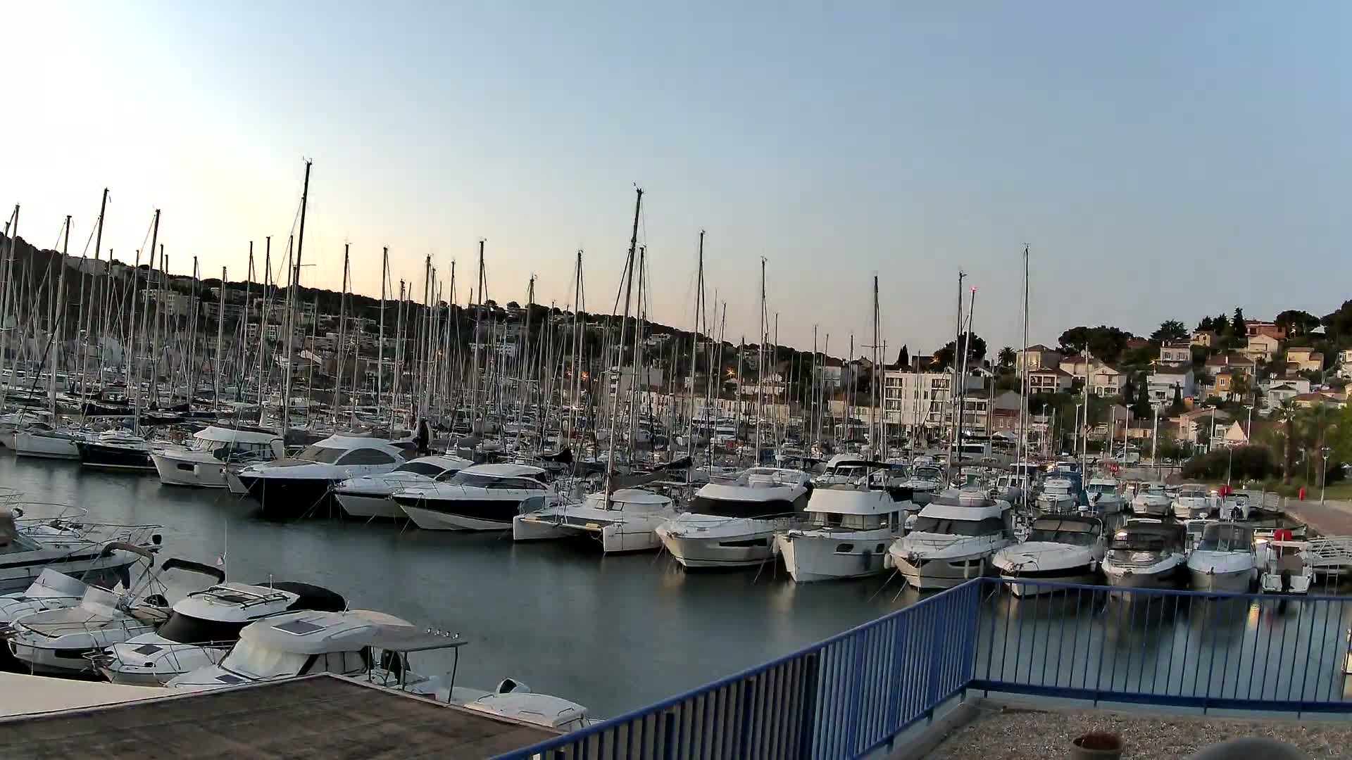 Port de plaisance de Saint-Mandrier-Sur-Mer & Plage de la Vieille/Plage du Canon Beach Live Cam - Toulon, Var, 	Provence-Alpes-Côte d’Azur, France