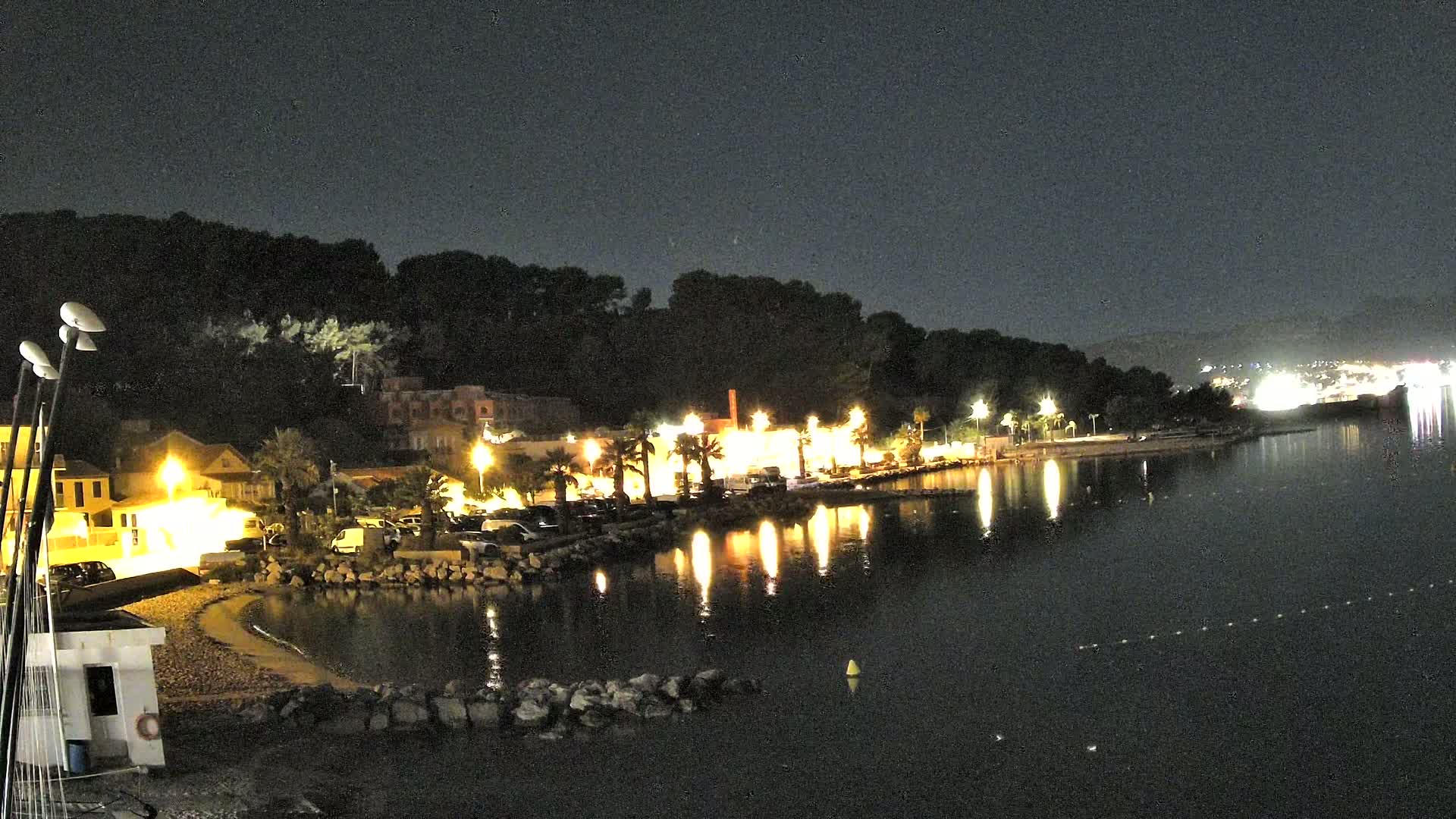 Port de plaisance de Saint-Mandrier-Sur-Mer & Plage de la Vieille/Plage du Canon Beach Live Cam - Toulon, Var, 	Provence-Alpes-Côte d’Azur, France