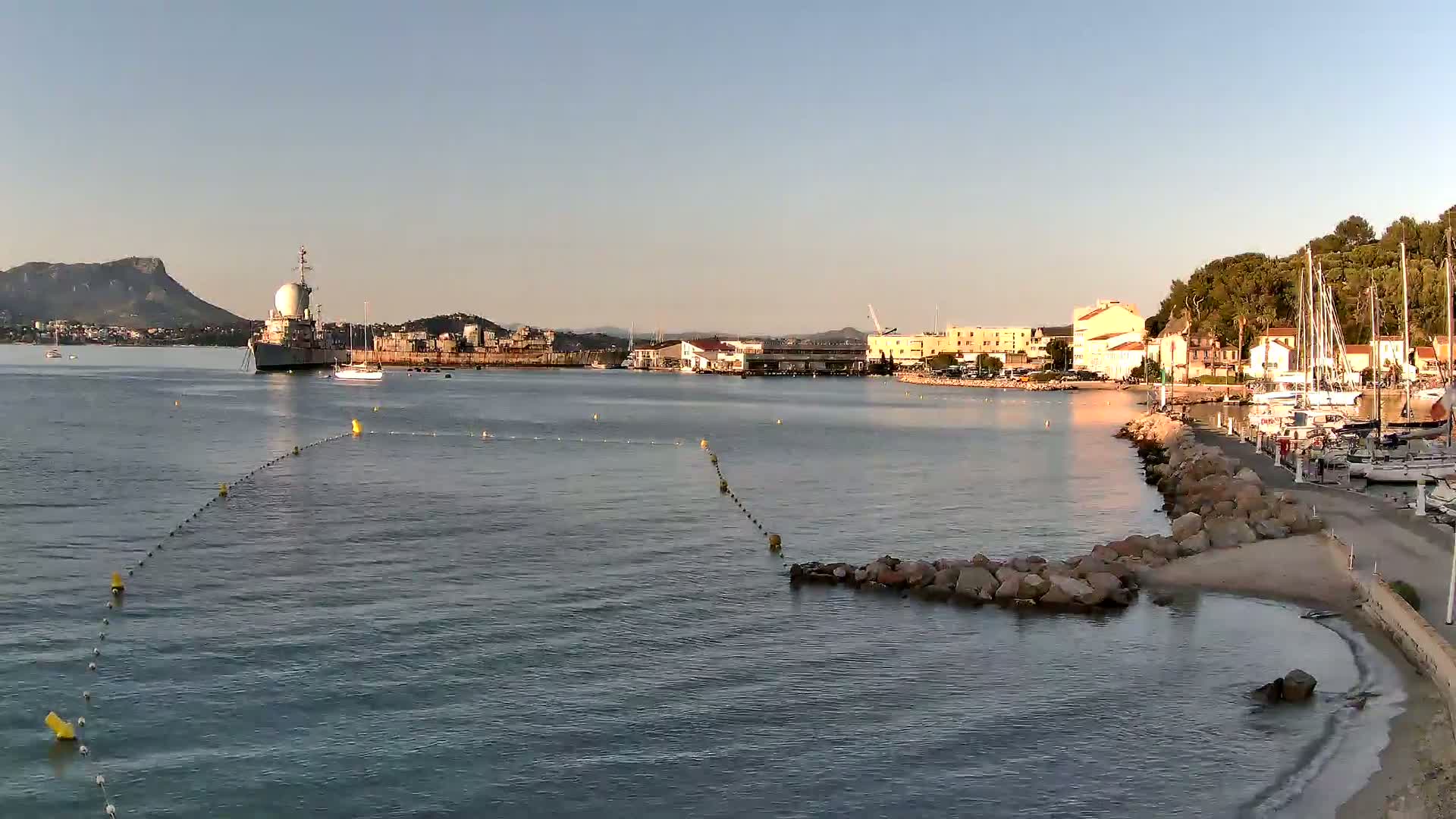 Port de plaisance de Saint-Mandrier-Sur-Mer & Plage de la Vieille/Plage du Canon Beach Live Cam - Toulon, Var, 	Provence-Alpes-Côte d’Azur, France