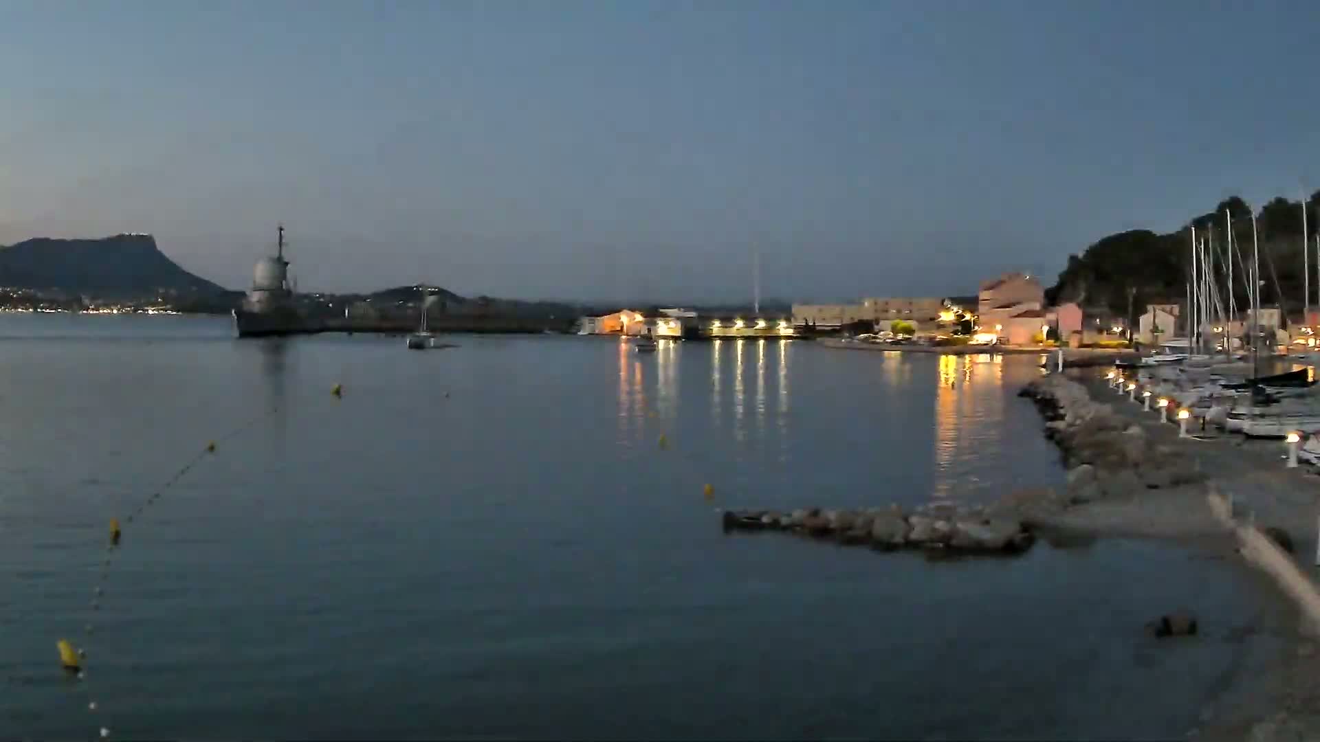 Port de plaisance de Saint-Mandrier-Sur-Mer & Plage de la Vieille/Plage du Canon Beach Live Cam - Toulon, Var, 	Provence-Alpes-Côte d’Azur, France